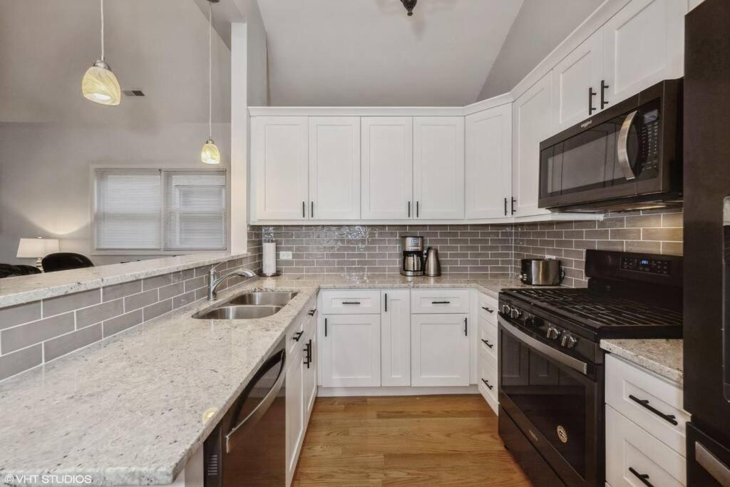 2-Bed 2-Bath Apt - Close To Uc W/ Free Parking Chicago Exterior photo